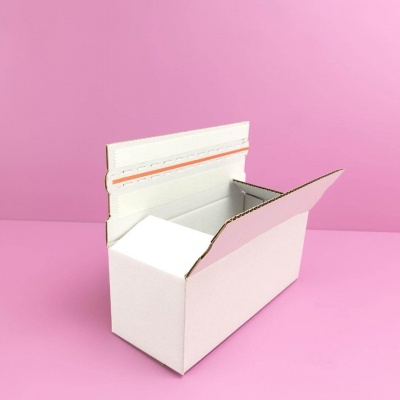 Versandkarton mit Klebestreifen