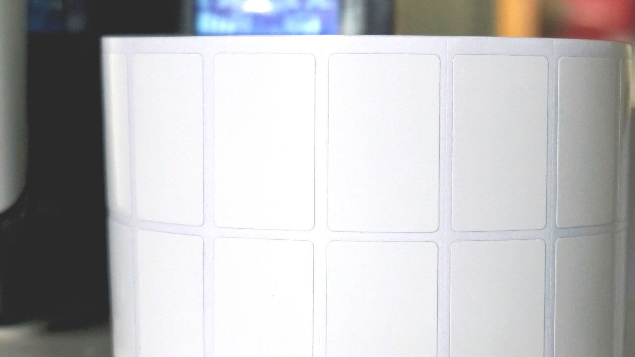 Bobina di etichette neutre per la stampa di codici a barre