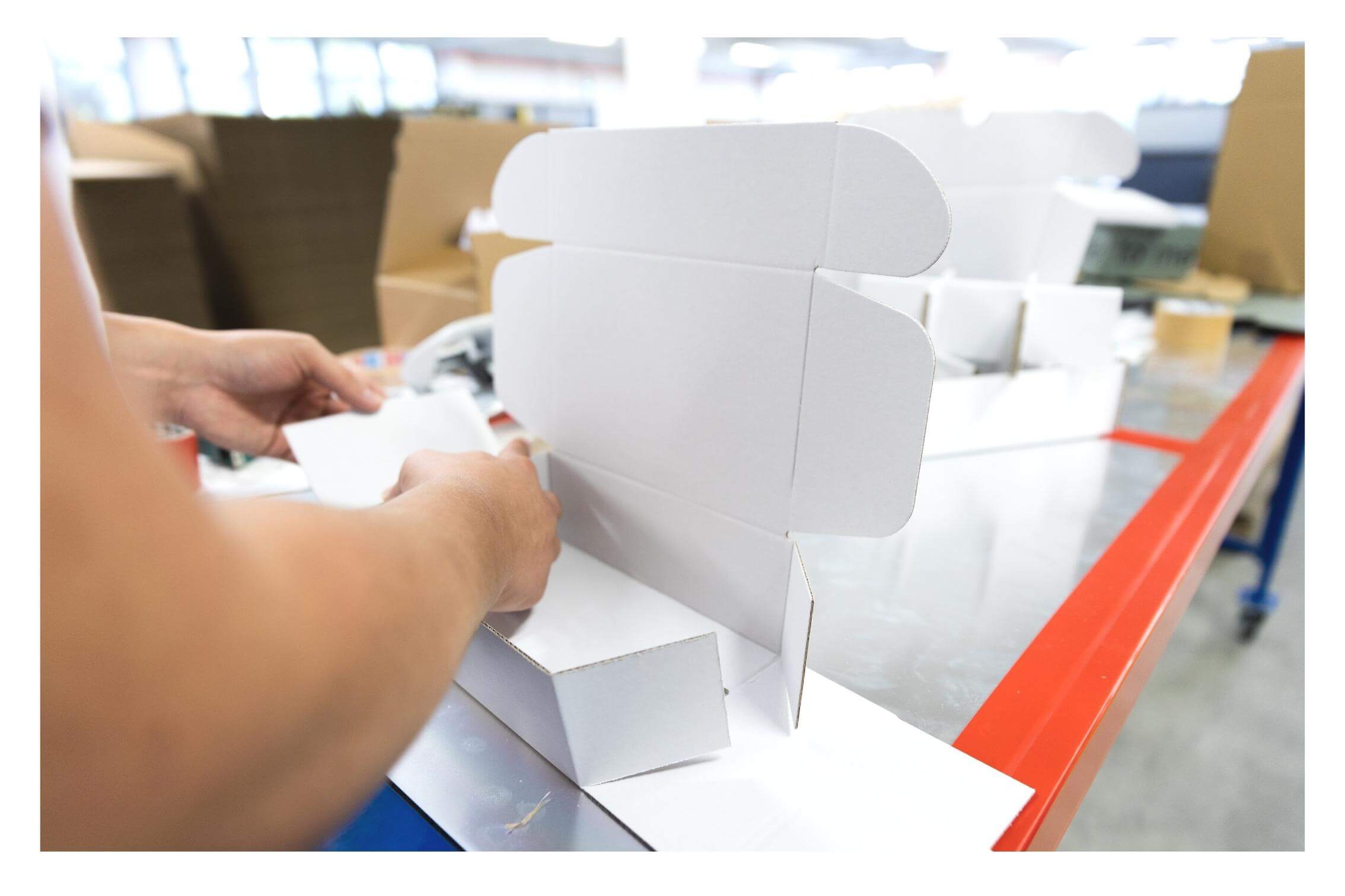 Kartons in verschiedenen Größen