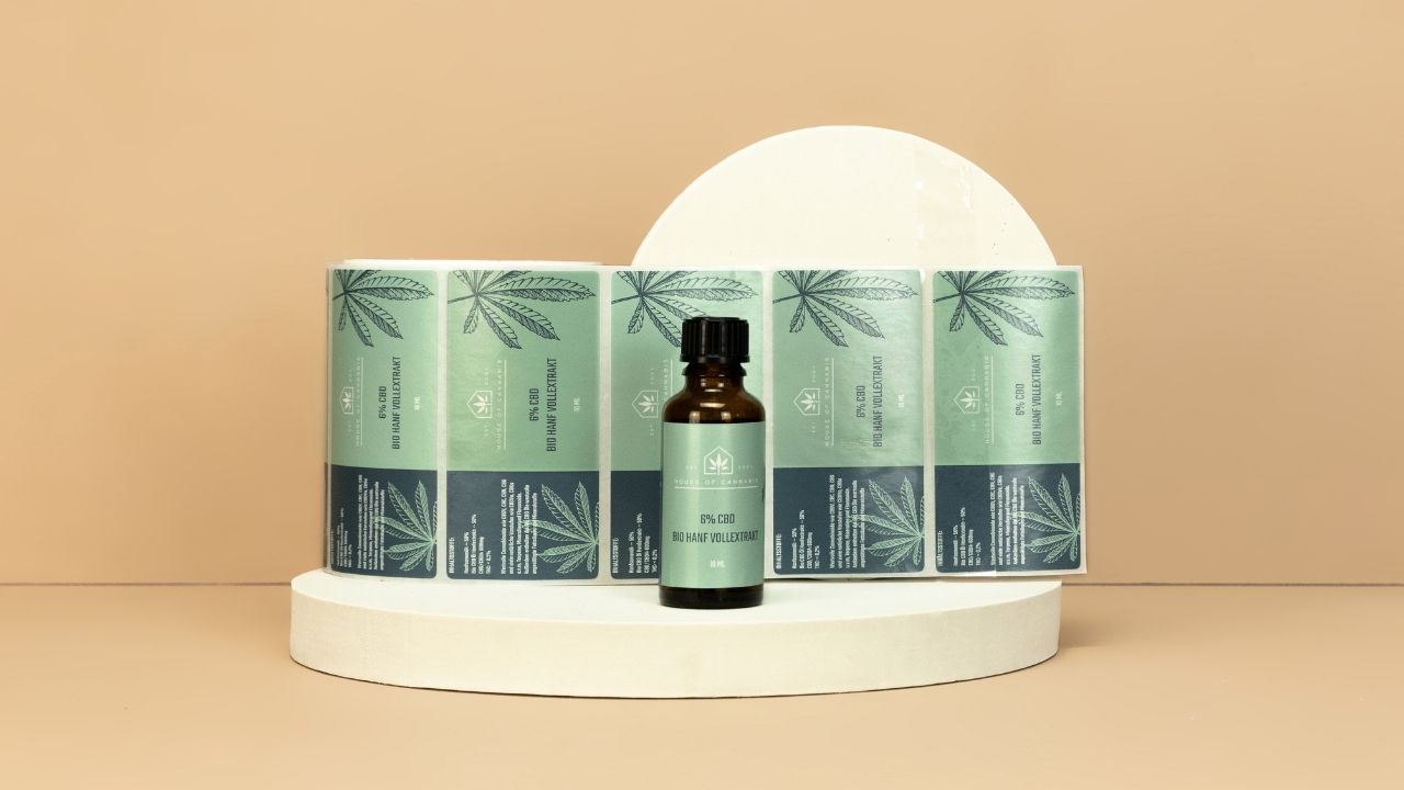 Etiketten auf kleinen Gläsern