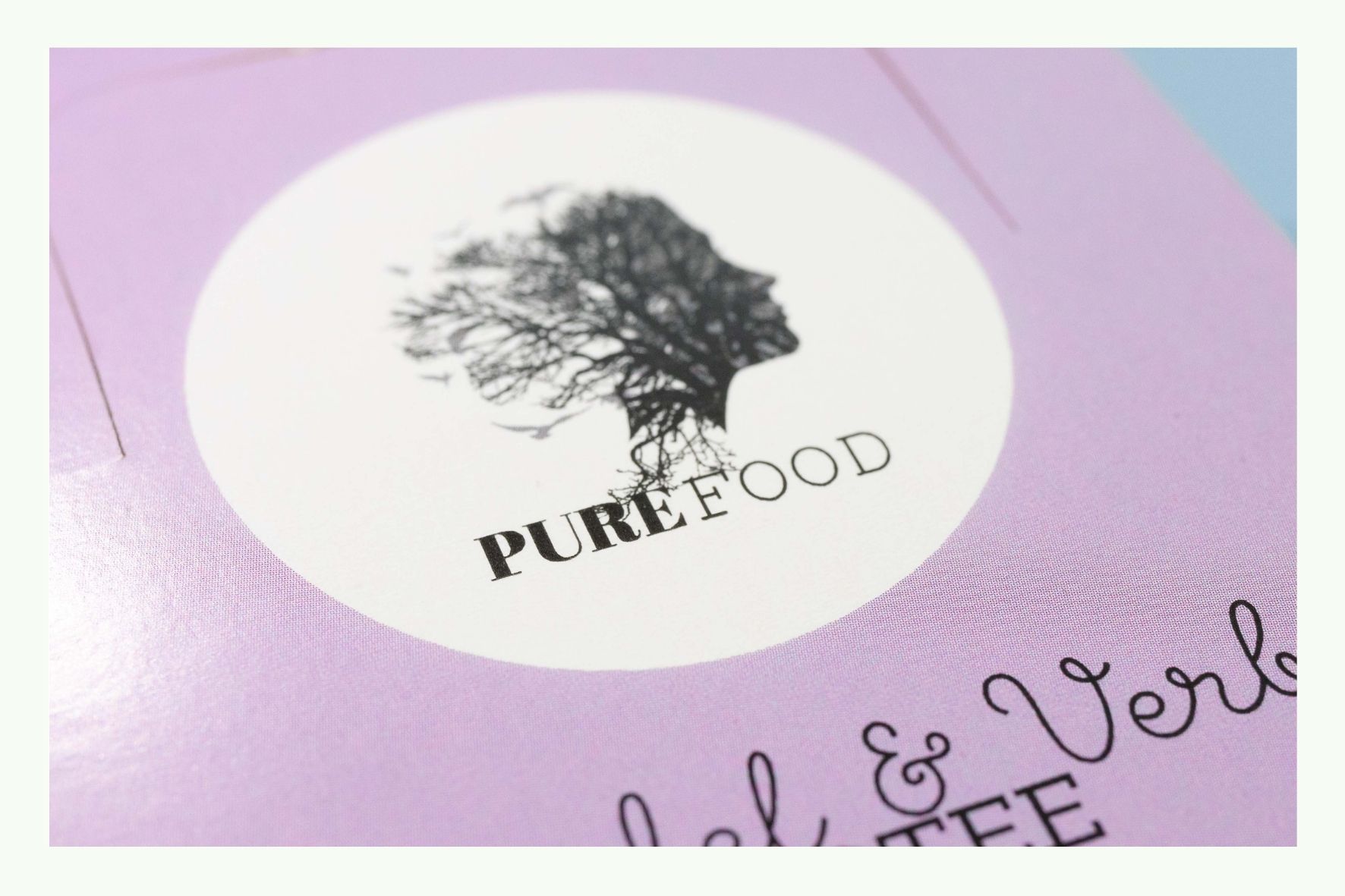 Nahaufnahme eines Logos auf rosa Kartonverpackung