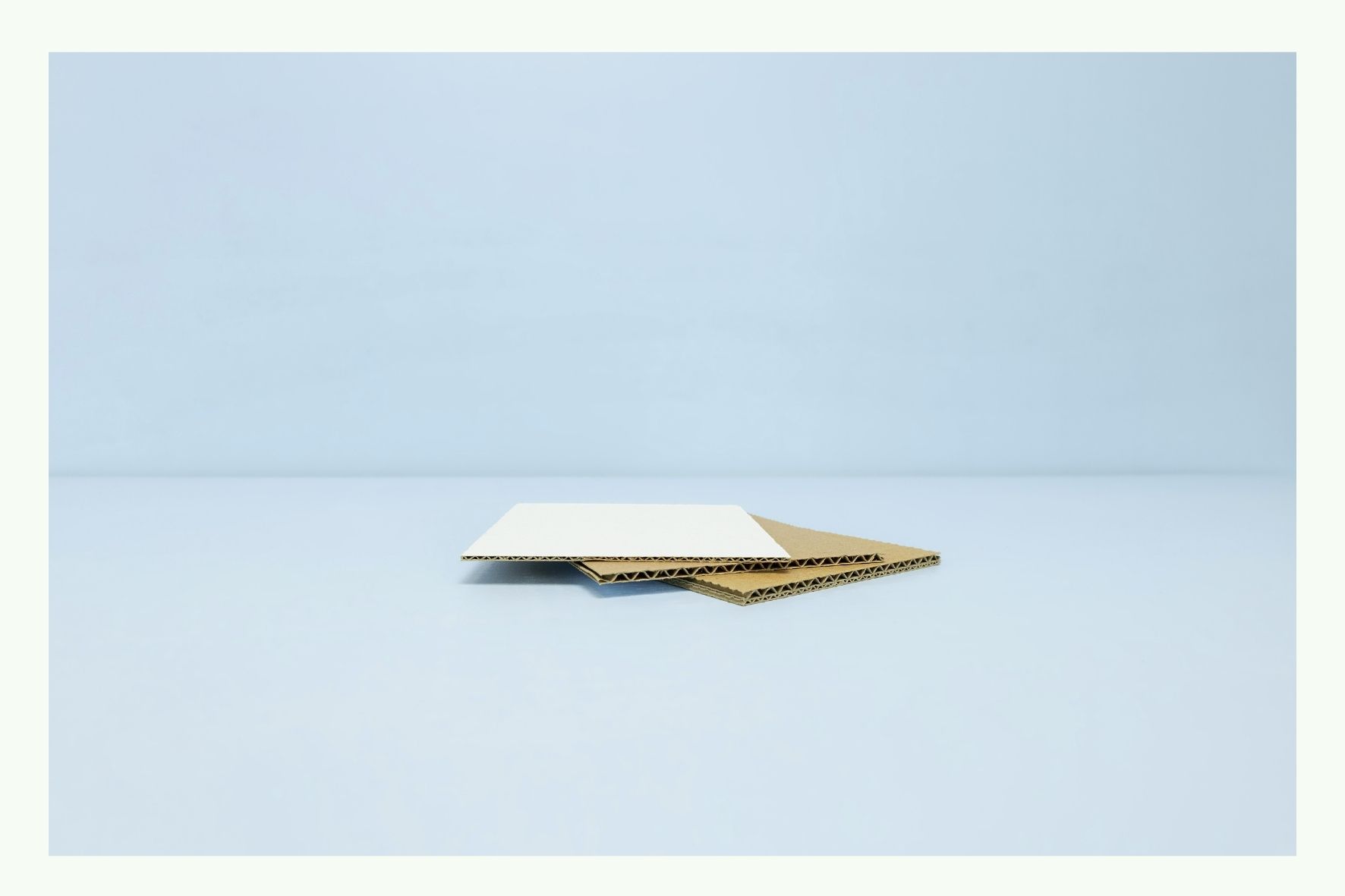 Zwei Stücke Wellpappe auf hellem Untergrund