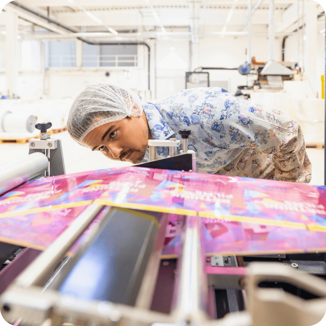 Mensch schaut auf Doypackmaschine