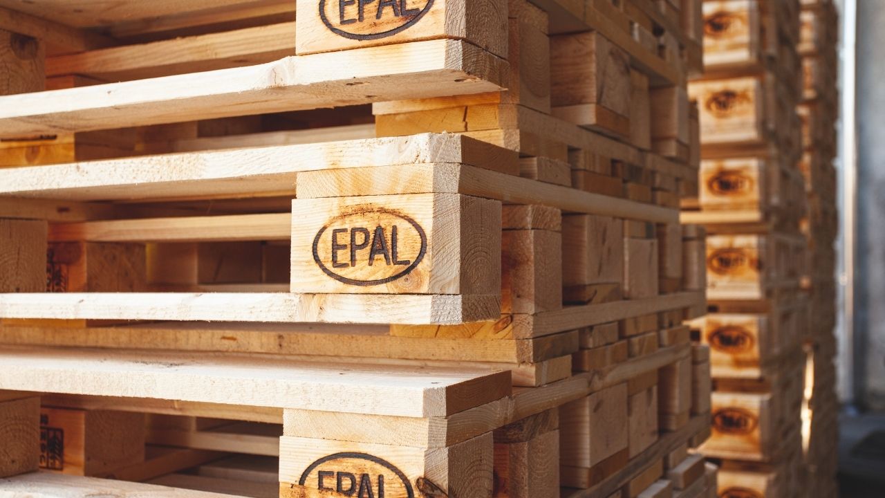 Europalette gestapelt