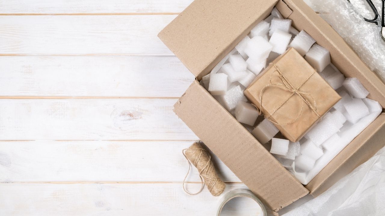 Versandkarton verschlossen in Papier