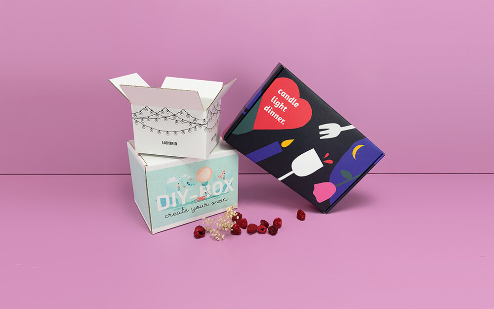 verschiedene bedruckte Versandkartons