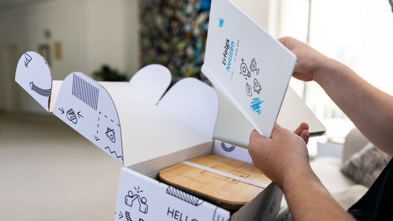 Kartons verschließen und Verpacken