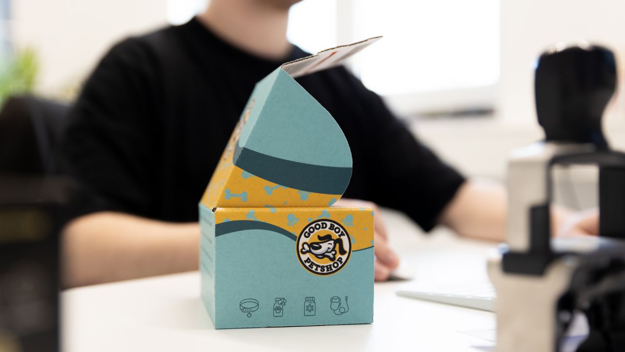 Klappkarton mit Klebestreifen